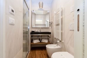 Habitació doble | Bany | Dutxa, capçal de dutxa tipus cascada i articles de tocador gratuïts