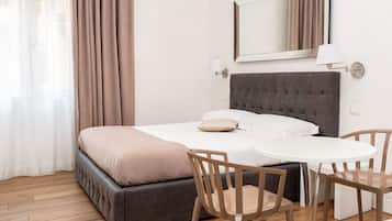 Une chambre à coucher moderne avec un grand lit, une table de chevet, une chaise et une table ronde.