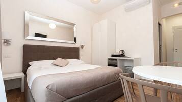 Quarto casal | Frigobar, escrivaninha, quartos à prova de som, Wi-Fi de cortesia