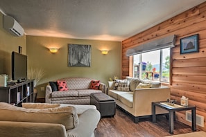 TV, books - Gold Beach Apartment w/ Activities - 2 Mi to Ocean (Gold Beach)