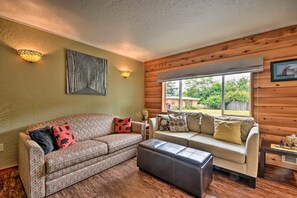 TV, books - Gold Beach Apartment w/ Activities - 2 Mi to Ocean (Gold Beach)