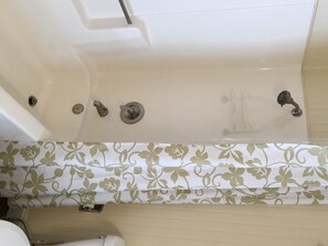 Duschwanne, Handtücher, Seife, Shampoo