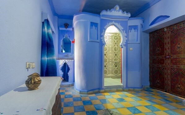 خزنة داخل الغرفة وستائر تعتيم وواي فاي مجانًا وملاءات أسرّة