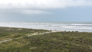 Un sendero costero con vistas al océano y la playa.