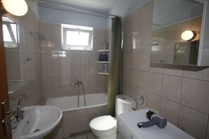 Kylpyamme, hiustenkuivaaja, pyyhkeet, saippua