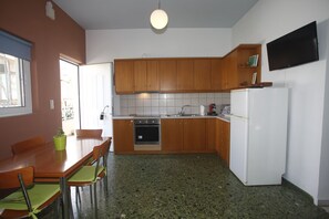 Jääkaappi, uuni, liesi, kahvin-/teenkeitin