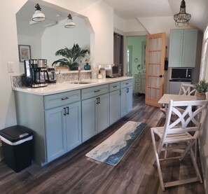 Fridge, microwave, oven, stovetop - Your Montford Nest, Couples Private Retreat. Walk to Town. (Asheville)