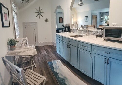 Your Montford Nest, Couples Private Retreat. Walk to Town.