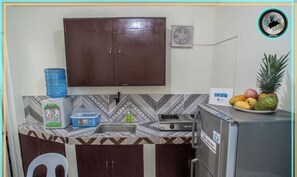 Fridge, stovetop, coffee/tea maker, electric kettle