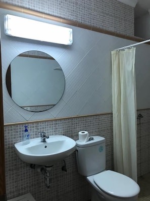 Shower, towels - Pension Alvarez (San Bartolomé de Tirajana)
