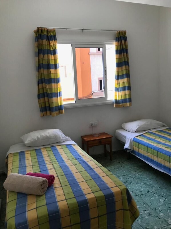 Zweibettzimmer, Gemeinschaftsbad | Kostenloses WLAN, Bettwäsche