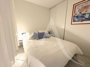 1 chambre, fer et planche à repasser