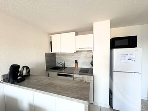 Réfrigérateur, micro-ondes, lave-vaisselle, cafetière/bouilloire