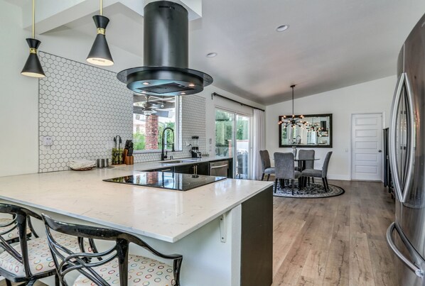 Fridge, microwave, oven, stovetop - South Palm Springs Vacation Home with Amazing Views (Palm Springs)