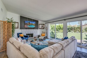TV, fireplace, stereo - South Palm Springs Vacation Home with Amazing Views (Palm Springs)