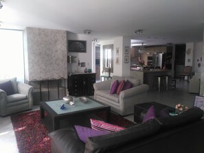 Smart-TV, DVD-Player, Bücher, Stereoanlage