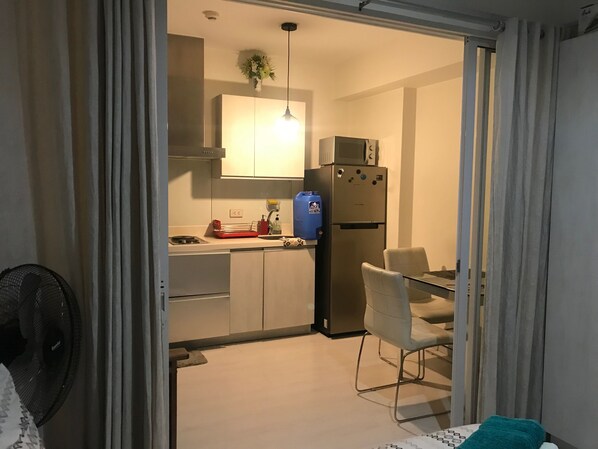 Kühlschrank, Mikrowelle, Herdplatte, Wasserkocher