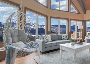 Télévision, cheminée, livres, espaces bureaux