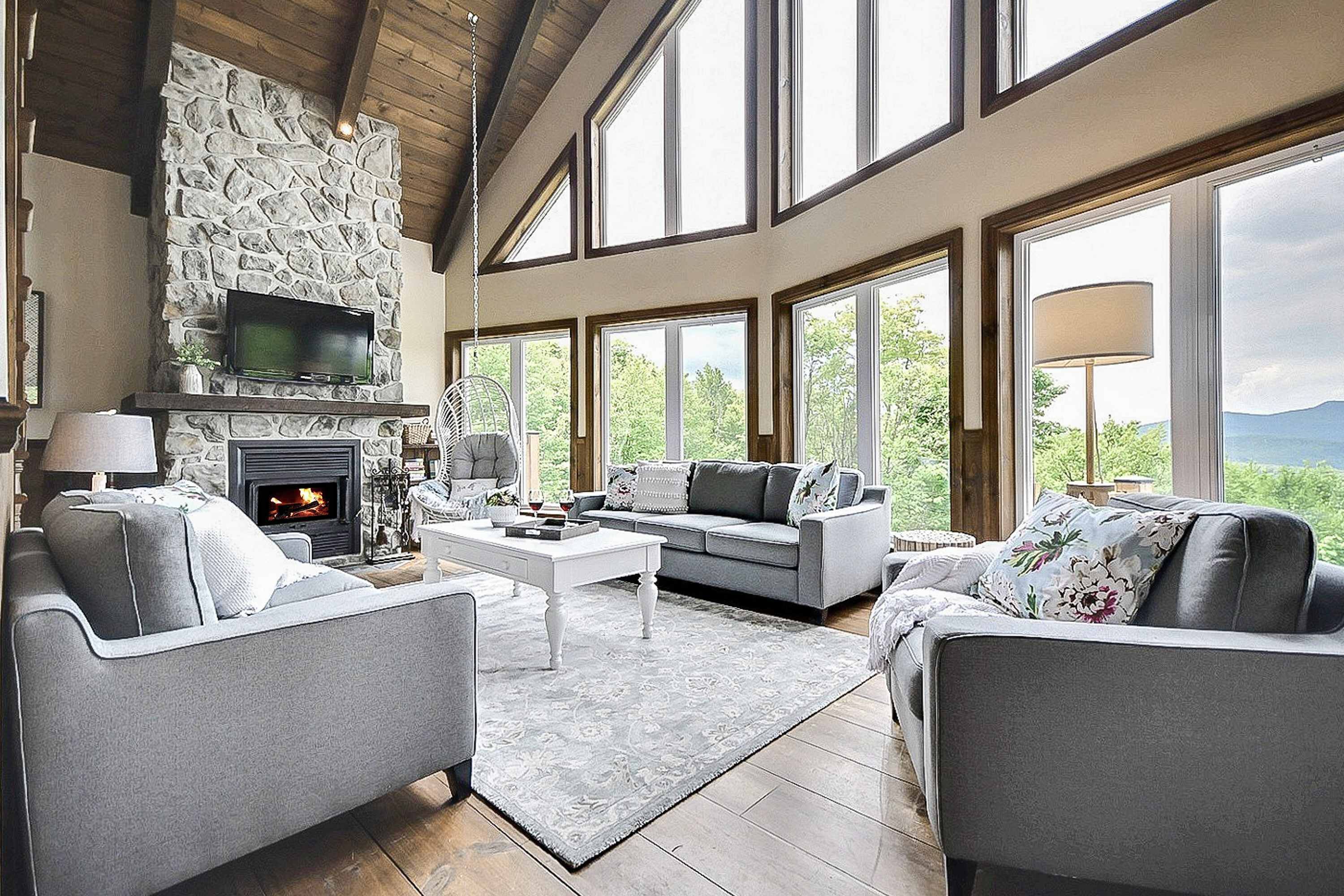 Televisión, chimenea, libros y oficina 