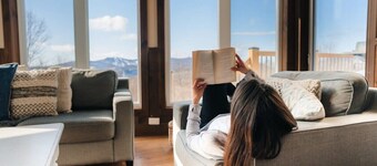 Disfrute de las puestas de sol en Tremblant's desde el salón, la sauna o el spa