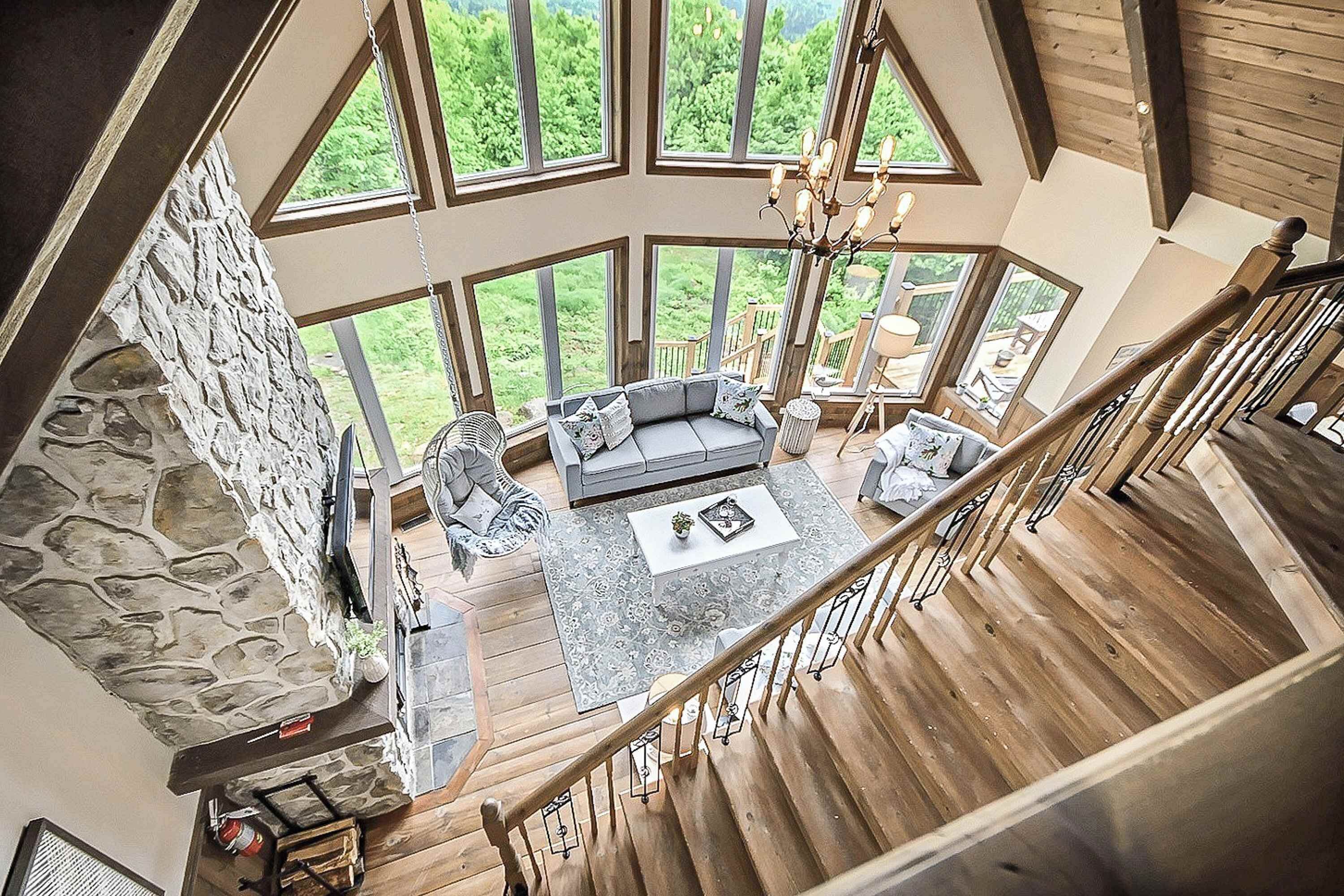 Televisie, een open haard, boeken en een kantoor