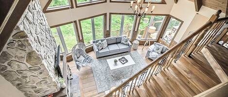 TV, peis, bøker og kontorer