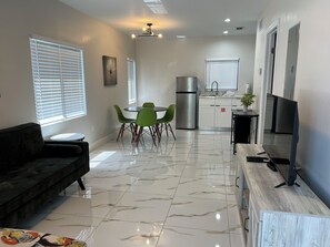 Living area - Dee Jay Beach Resort (Lauderdale-by-the-Sea)