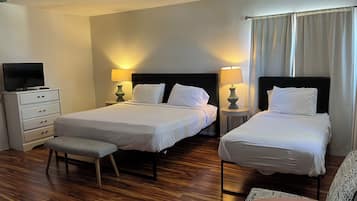 Apartamento tradicional | Cofres nos quartos, cortinas blackout, ferros/tábuas de passar roupa