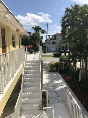 Balcony view - Dee Jay Beach Resort (Lauderdale-by-the-Sea)