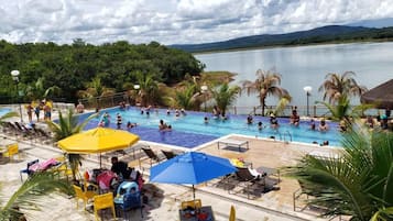 Utomhuspool och uppvÀrmd pool