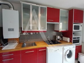 Réfrigérateur, micro-ondes, plaque de cuisson, lave-vaisselle