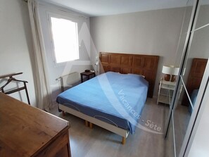 1 quarto, ferros/tábuas de passar roupa