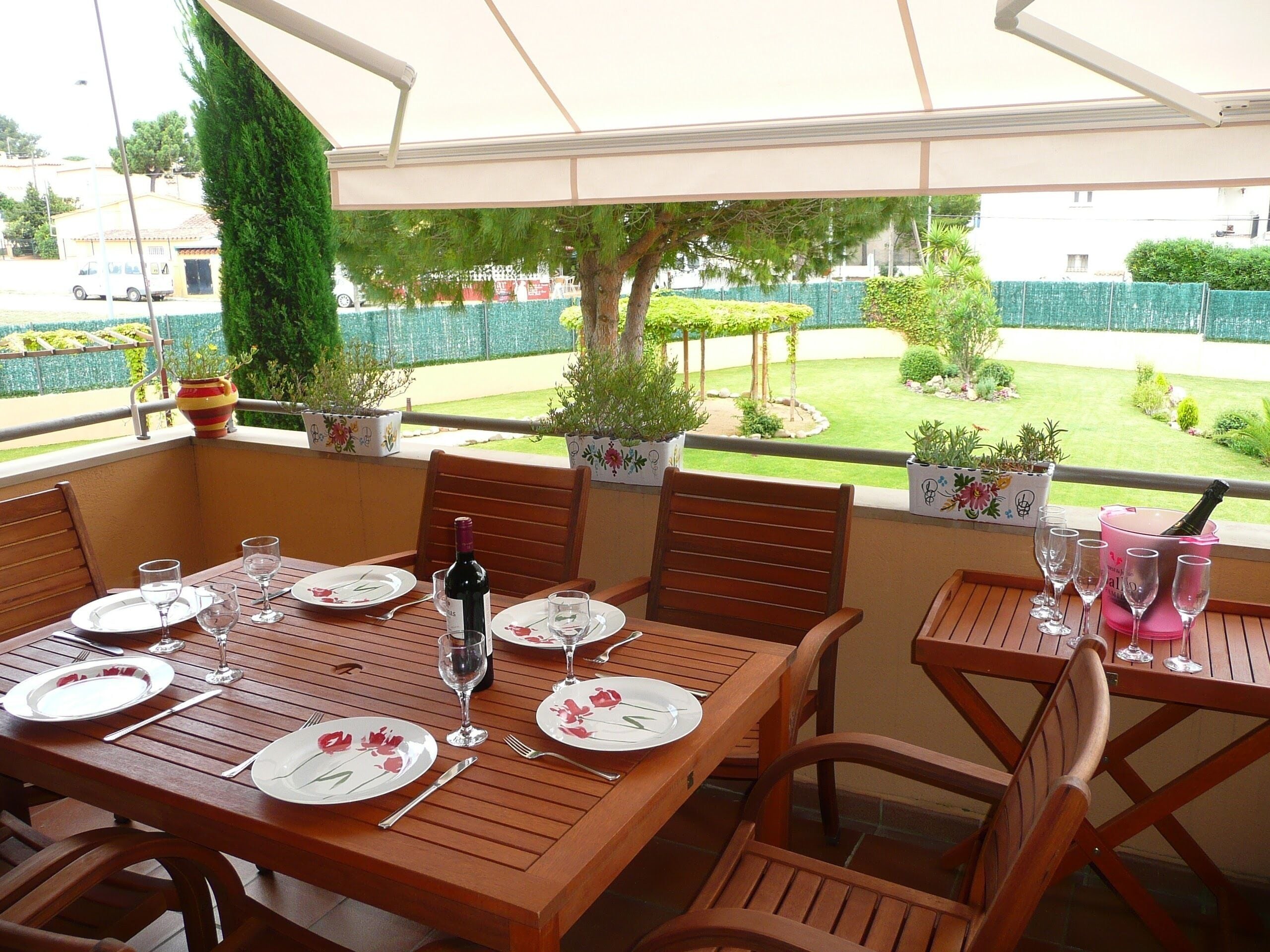 terrasse donnant sur la piscine