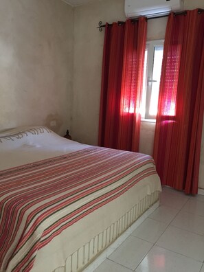 2 bedrooms, iron/ironing board, WiFi, bed sheets - independent villa with private pool, covered parking (Ghizen)