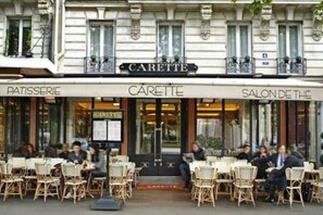 A cafe with outdoor seating and a sign that reads 'CARETTE.'