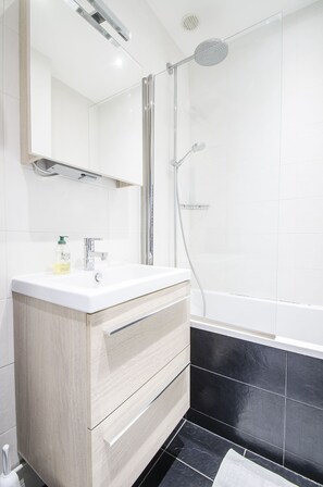 Ensemble douche/baignoire, sèche-cheveux, serviettes fournies, savon
