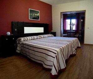 4 habitaciones, escritorio y tabla de planchar con plancha 