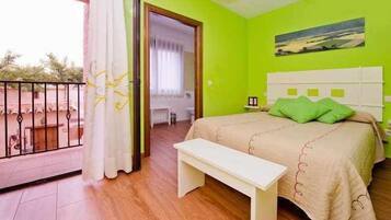 4 Schlafzimmer, Schreibtisch, Bügeleisen/Bügelbrett, Reisekinderbett