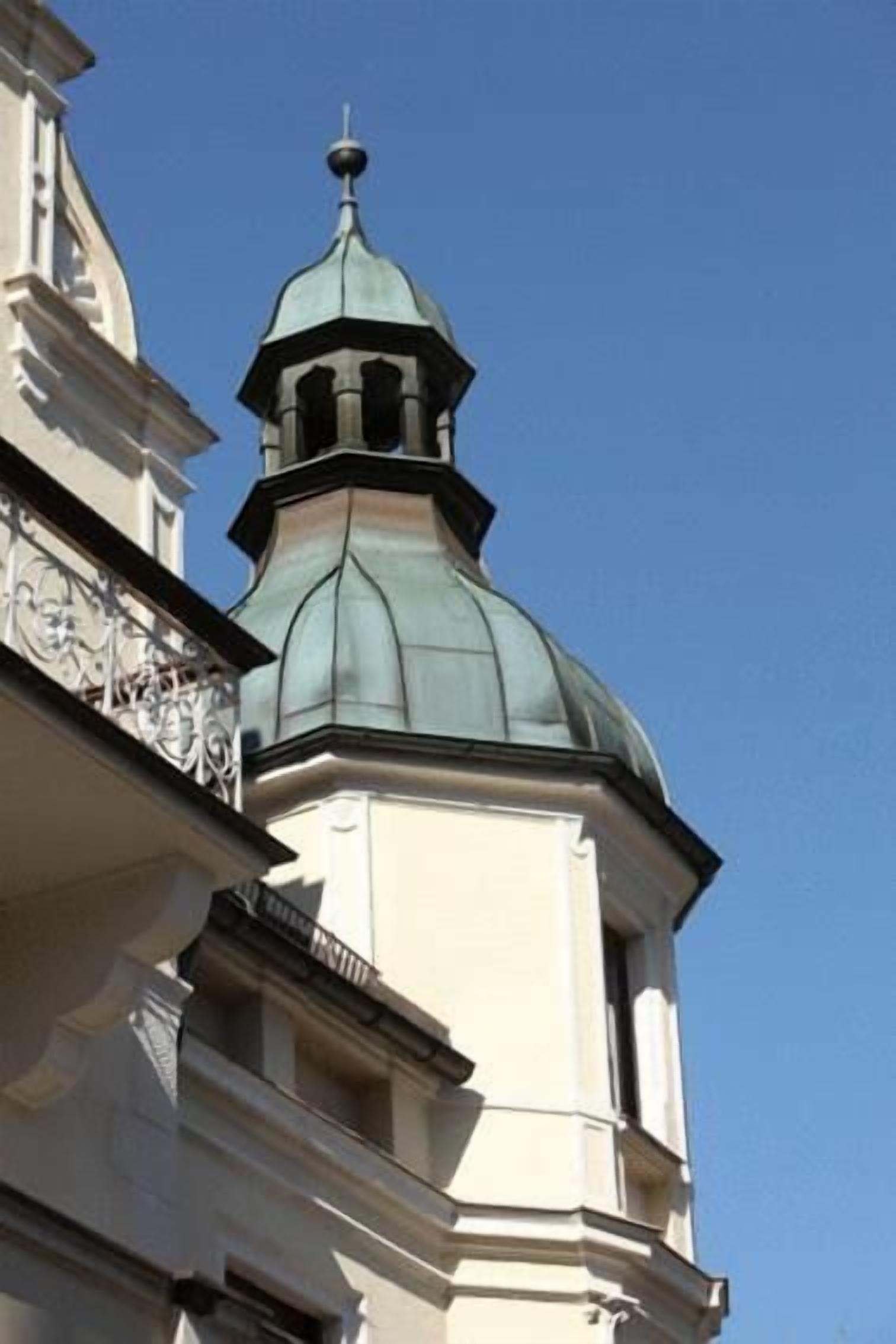 Un bâtiment doté d’un dôme imposant et d’un balcon orné de balustrades décoratives.