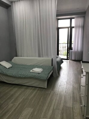 1 habitación, tabla de planchar con plancha, internet y ropa de cama