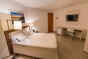 Desk, blackout drapes, free WiFi, bed sheets - Hotel Bizzon (Jequie)