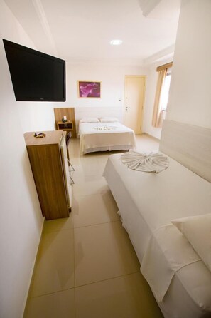 Desk, blackout drapes, free WiFi, bed sheets - Hotel Bizzon (Jequie)