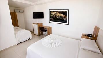 مكتب وستائر تعتيم وواي فاي مجانًا وملاءات أسرّة