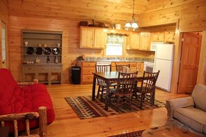 Smart TV, fireplace, DVD player, books - Beautiful Custom Cabin on almost 2 acres with lots of privacy (Blue Ridge)