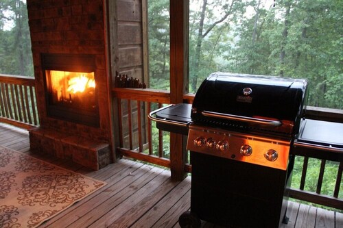 Beautiful Custom Cabin on almost 2 acres with lots of privacy