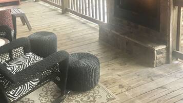 Smart TV, fireplace, DVD player, books