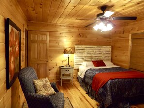 2 bedrooms, iron/ironing board, free WiFi, bed sheets - Beautiful Custom Cabin on almost 2 acres with lots of privacy (Blue Ridge)