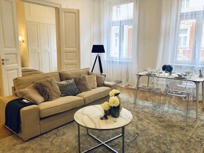 TV - Elegant 19th century apartment close to Parliament. (Budapest)