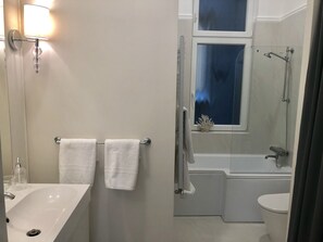 Sèche-cheveux, serviettes fournies, savon, shampoing