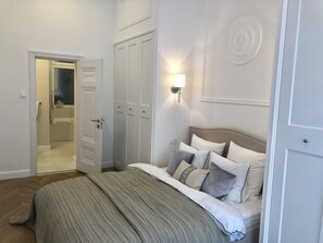 2 habitaciones, tabla de planchar con plancha, wifi y ropa de cama 